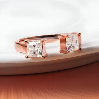 Bague de fiançailles ouverte Nivara en argent 925 plaqué or rosé et diamants taille princesse vue de face.