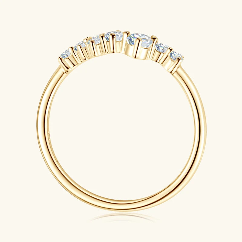 Bague de fiançailles pavé de diamants en argent 925 plaqué or jaune lumineux vue latérale.