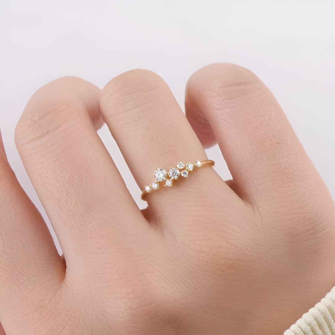 Bague de fiançailles pavé de diamants en argent 925 plaqué or jaune portée au doigt d'une femme vue du dessus.