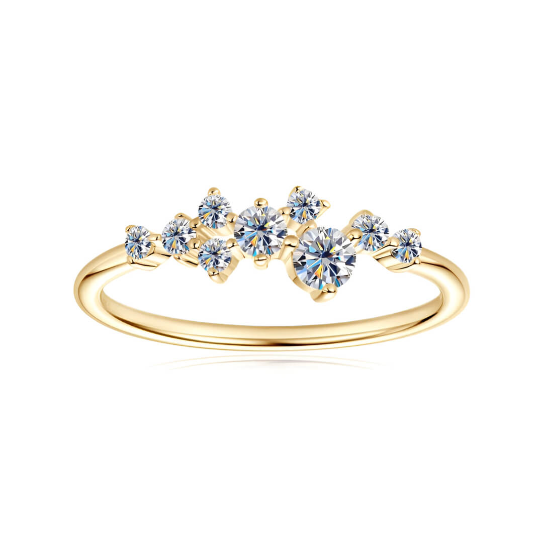Bague de fiançailles pavé de diamants en argent 925 plaqué or jaune sur fond blanc.
