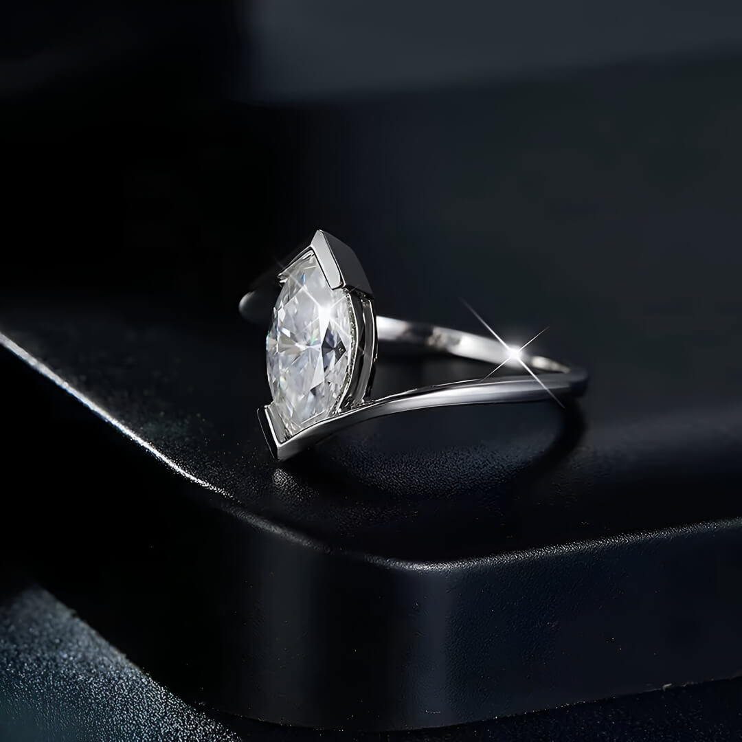 Bague de fiançailles serti prise en argent 925 plaqué or blanc délicat et diamant marquis vue de côté.