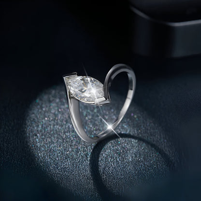 Bague de fiançailles serti prise en argent sterling 925 plaqué or blanc et diamant marquis debout.