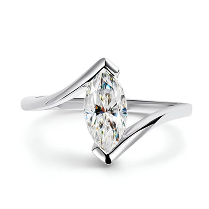 Bague de fiançailles serti prise en argent 925 plaqué or blanc et diamant marquis sur fond blanc.