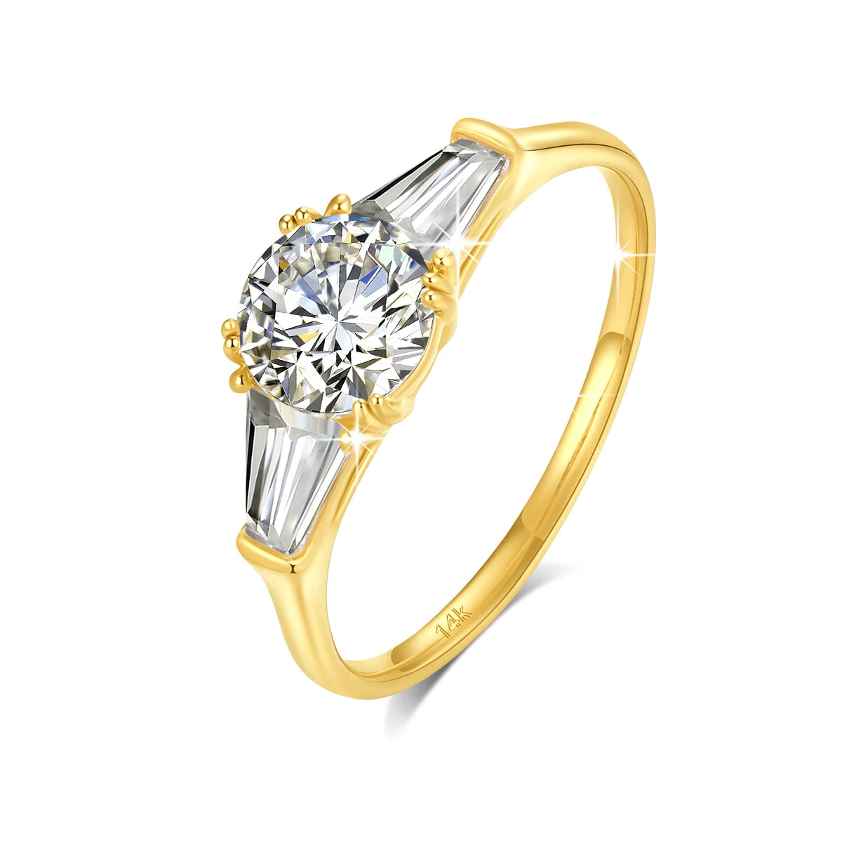 Variante 1CT de la bague de fiançailles triple diamants éclatants Moriah en or jaune 14K vue de côté.