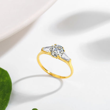 Variante 1CT de la bague de fiançailles triple diamants scintillants Moriah en or jaune 14K debout.