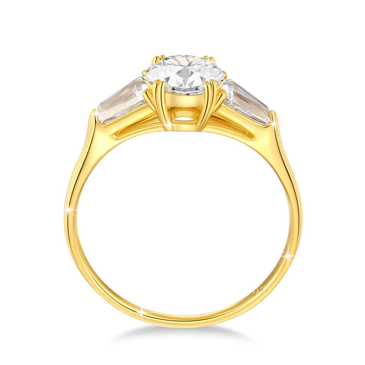 Variante 1CT de la bague de fiançailles triple diamants Moriah en or jaune 14K raffiné vue latérale.