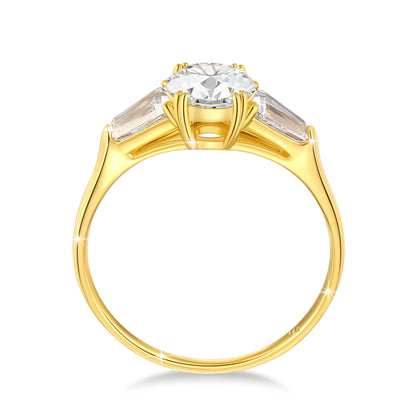Variante 1CT de la bague de fiançailles triple diamants Moriah en or jaune 14K raffiné vue latérale.