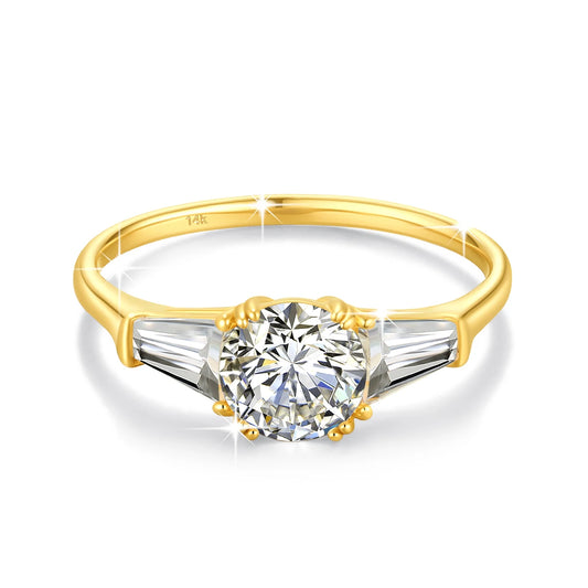 Variante 1CT de la bague de fiançailles triple diamants Moriah en or jaune 14K sur fond blanc.