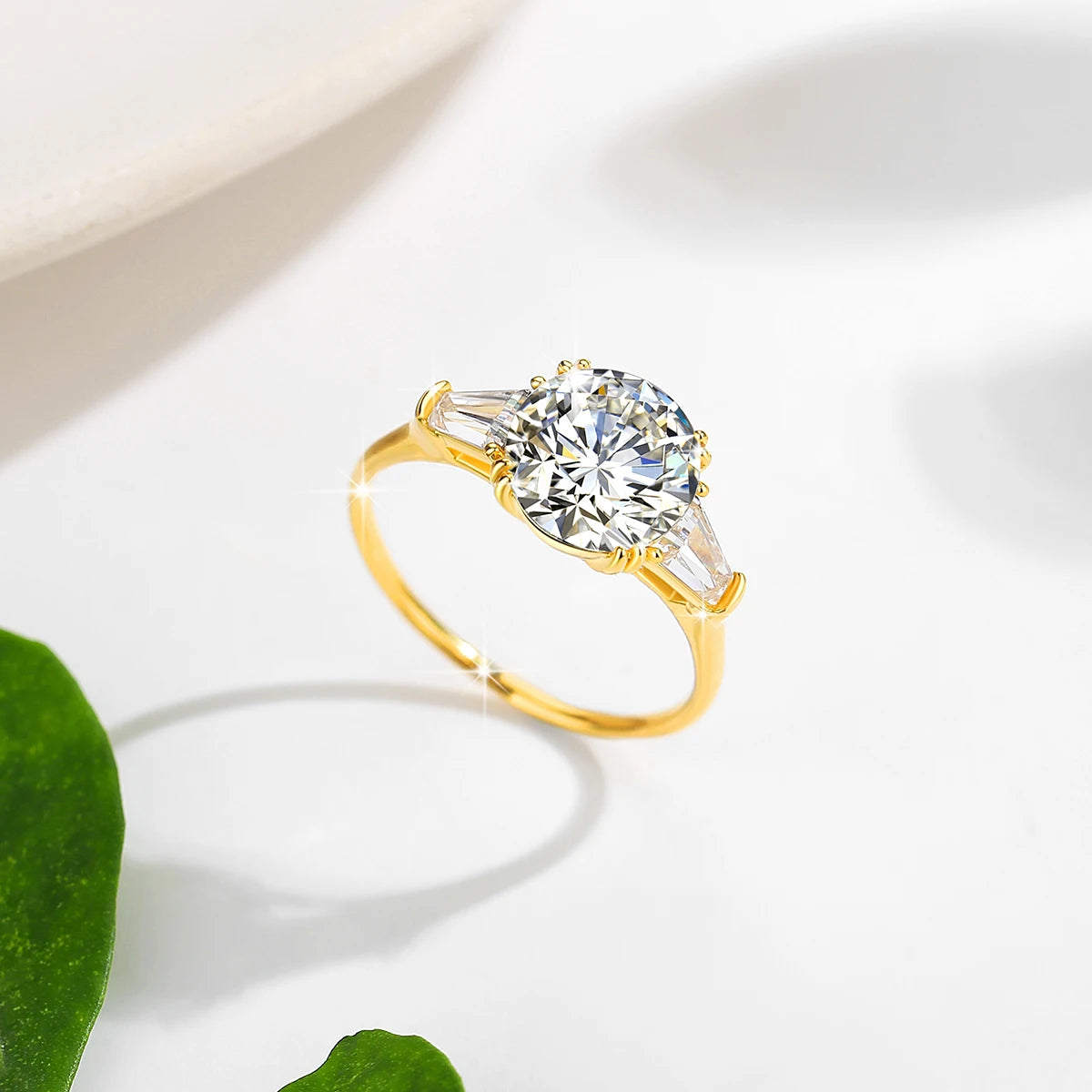 Variante 3CT de la bague de fiançailles triple diamants Moriah en or jaune 14K lumineux debout.