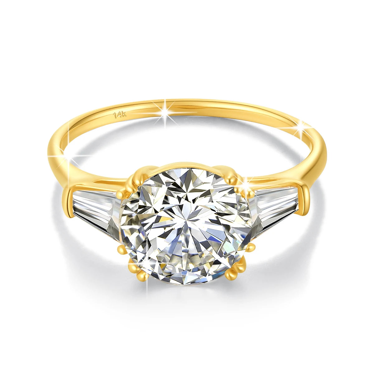 Variante 3CT de la bague de fiançailles triple diamants Moriah en or jaune 14K sur fond blanc.