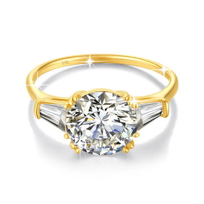 Variante 3CT de la bague de fiançailles triple diamants Moriah en or jaune 14K sur fond blanc.