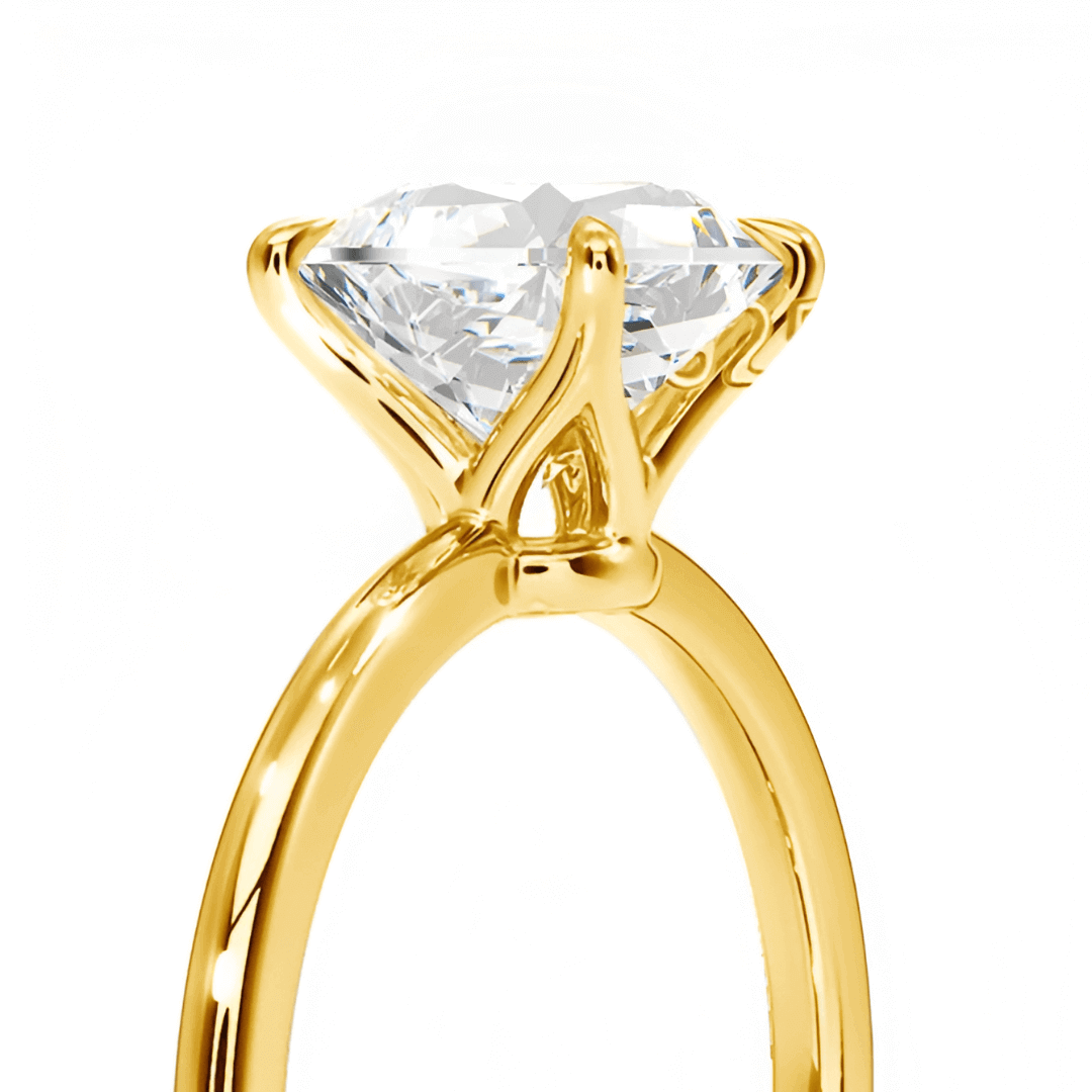 Détail de la bague de mariage diamant rond scintillant serti griffes Elyss en or jaune 14K vue de proche.