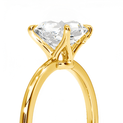 Détail de la bague de mariage diamant rond scintillant serti griffes Elyss en or jaune 14K vue de proche.