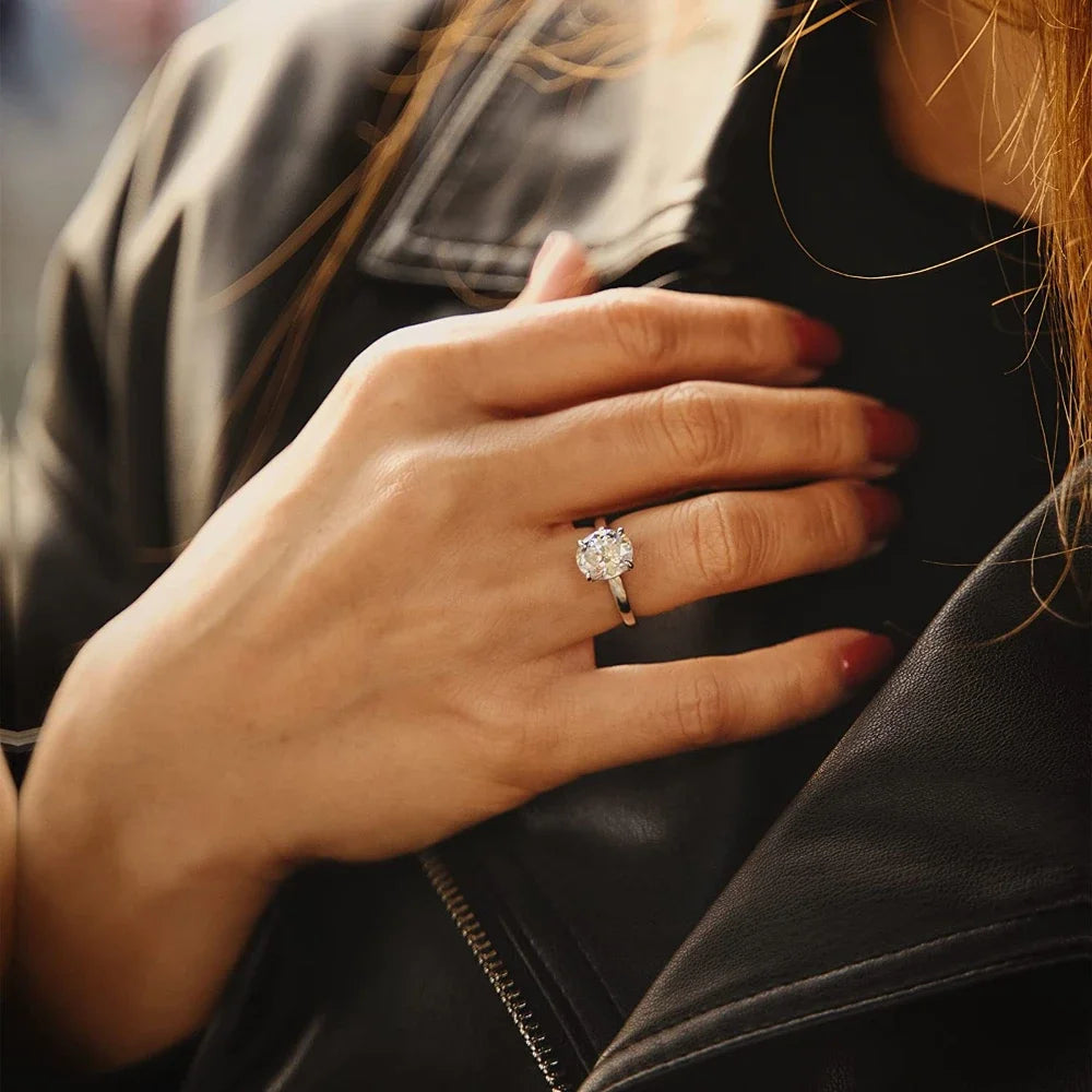 Bague de mariage diamant serti griffes Miranda en argent sterling 925 plaqué or blanc portée au doigt d'une femme vue de face.