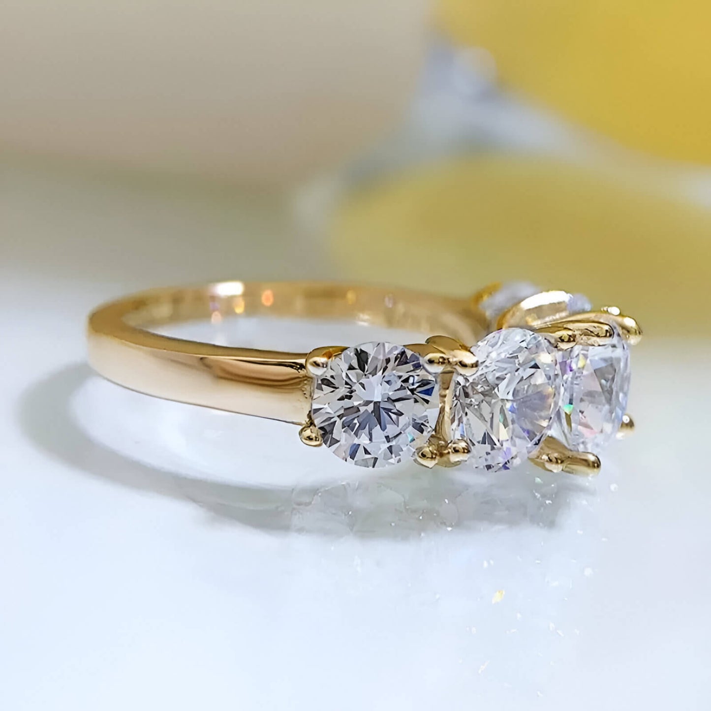 Bague de promesse cinq diamants scintillants en argent 925 plaqué or jaune à plat vue de côté.
