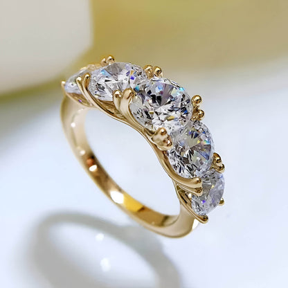 Bague de promesse cinq diamants en argent 925 plaqué or jaune lumineux debout.