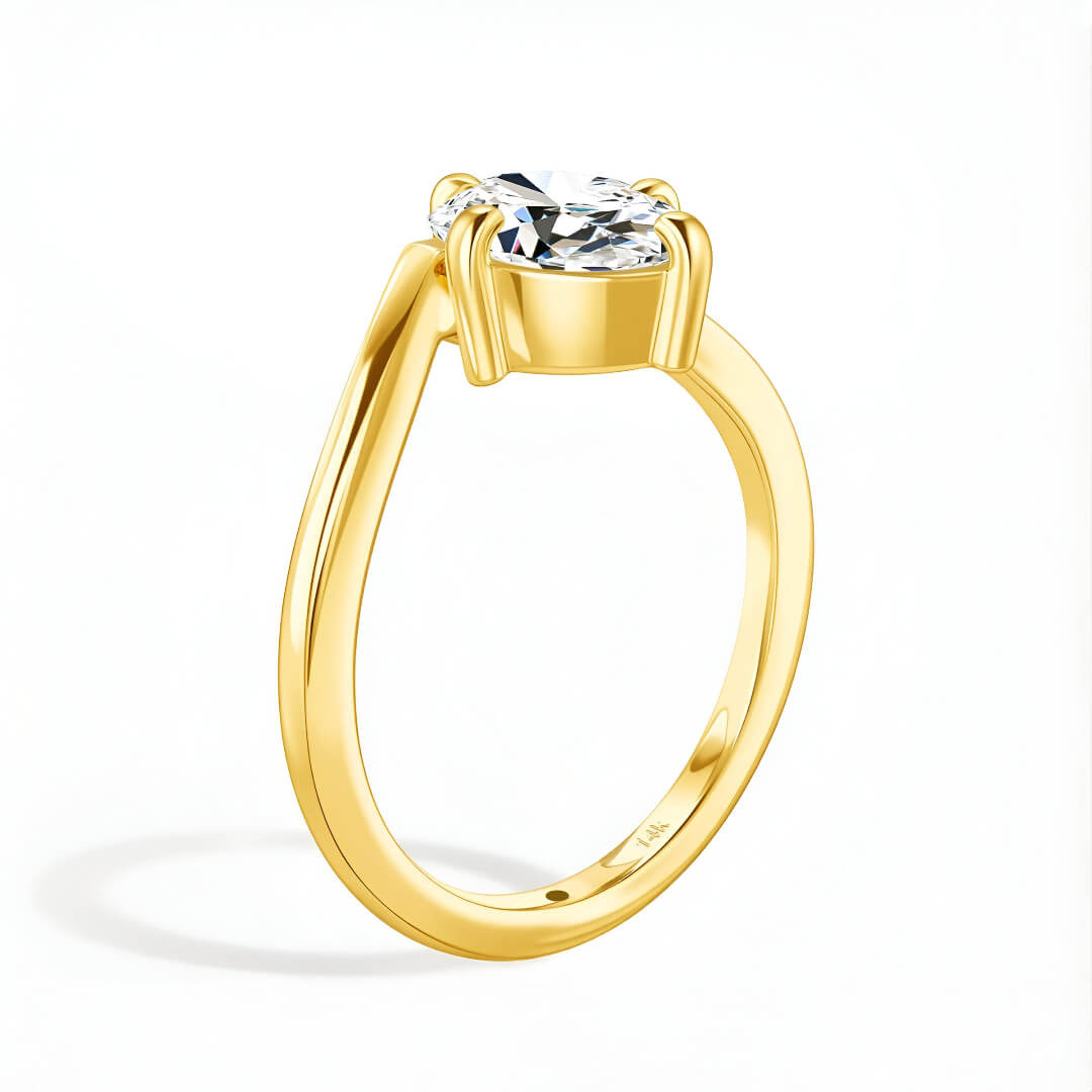 Bague de promesse courbée Lysséa en or jaune 14K rayonnant et diamant ovale de 2CT vue de côté.