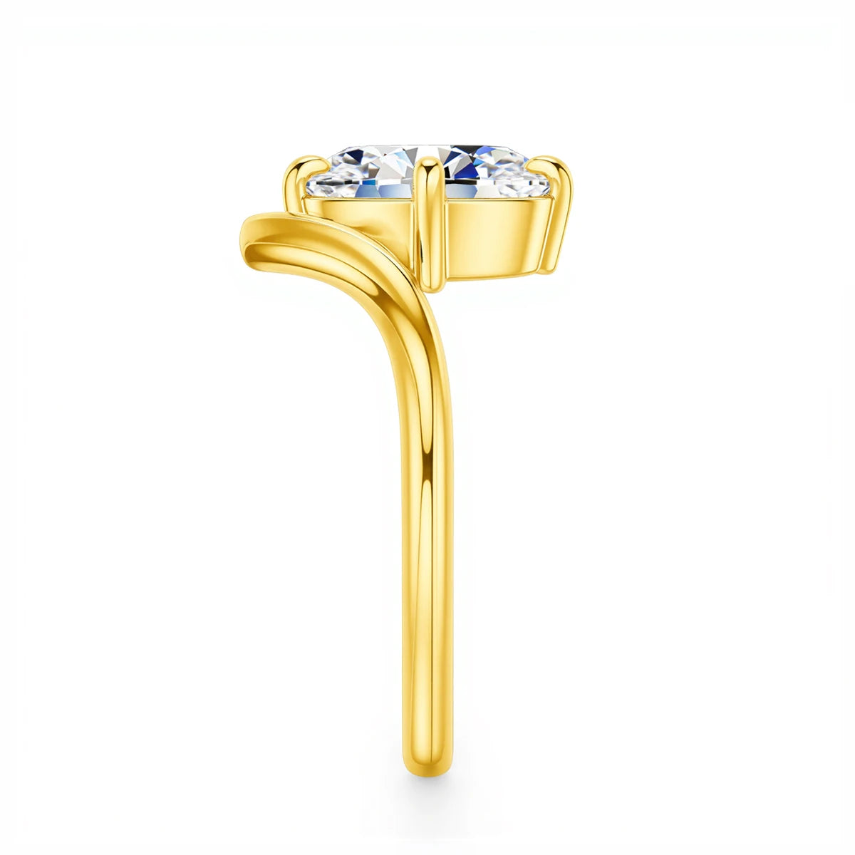 Bague de promesse courbée Lysséa en or jaune 14K et diamant éclatant taille ovale de 2CT vue de profil.
