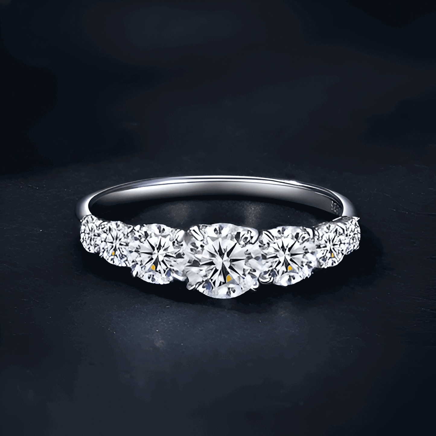 Bague de promesse sept pierres graduées Daphné en argent sterling 925 plaqué platine et diamants vue de face.