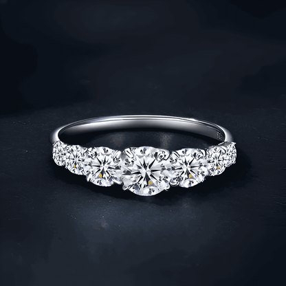 Bague de promesse sept pierres graduées Daphné en argent sterling 925 plaqué platine et diamants vue de face.