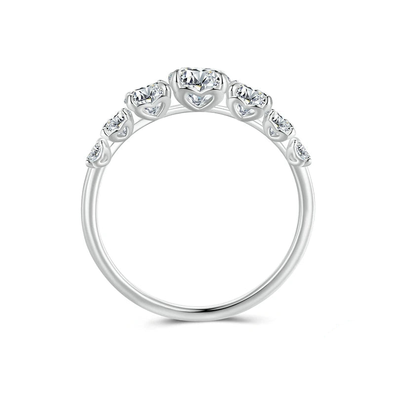 Bague de promesse sept pierres graduées Daphné en argent 925 plaqué platine et diamants scintillants vue latérale.