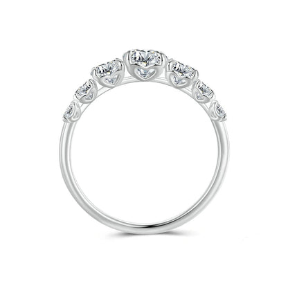 Bague de promesse sept pierres graduées Daphné en argent 925 plaqué platine et diamants scintillants vue latérale.