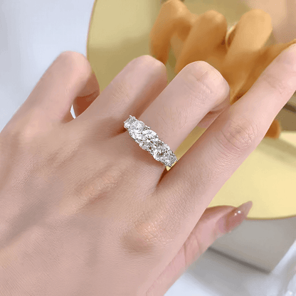 Bague de promesse sept pierres graduées Daphné en argent 925 plaqué platine et diamants portée au doigt d'une femme vue du dessus.
