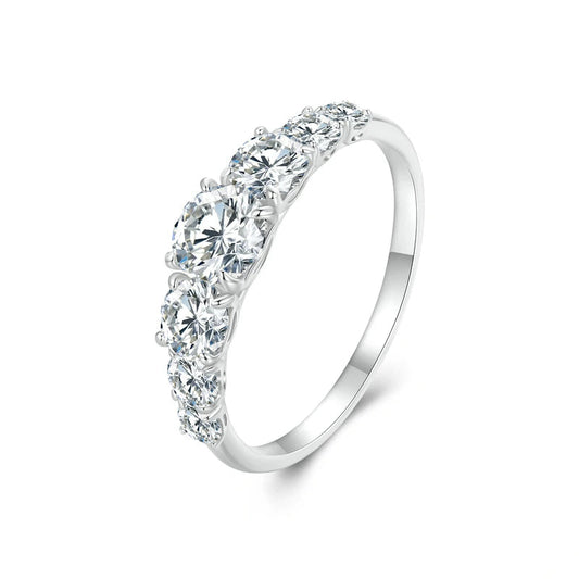 Bague de promesse sept pierres graduées Daphné en argent 925 plaqué platine et diamants sur fond blanc.