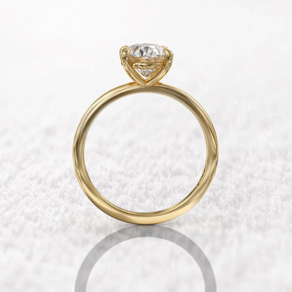 Bague d'engagement fine diamant ovale 3ct Mira en argent 925 plaqué or jaune lumineux vue latérale.