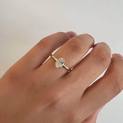 Bague d'engagement fine diamant ovale 3ct Mira en argent 925 plaqué or jaune chaleureux portée au doigt d'une femme vue du dessus.