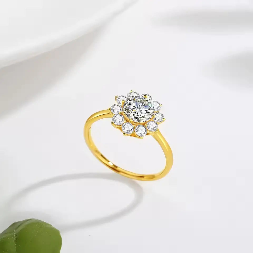 Bague d'engagement halo solaire Mel en or jaune 14K sertie de diamants ronds étincelants debout.