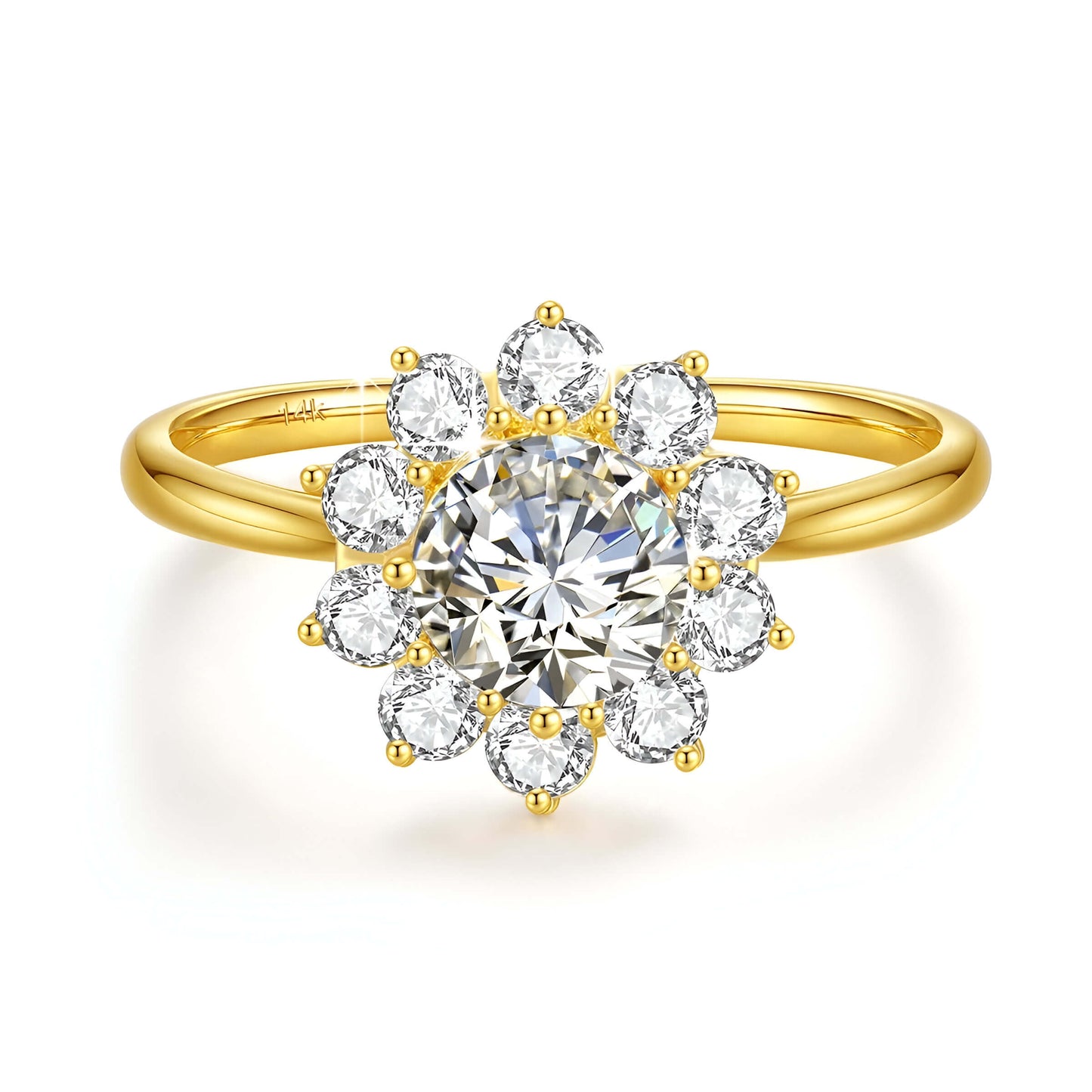 Bague d'engagement halo solaire Mel en or jaune 14K sertie de diamants ronds sur fond blanc.