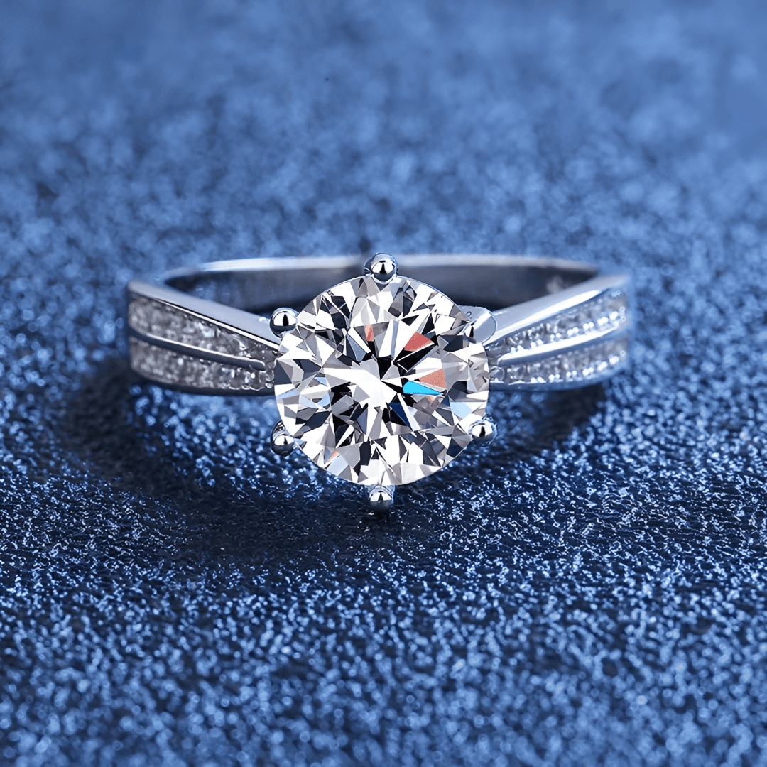 Bague double anneau Lyra en argent 925 plaqué or blanc délicat et diamant solitaire vue de face.