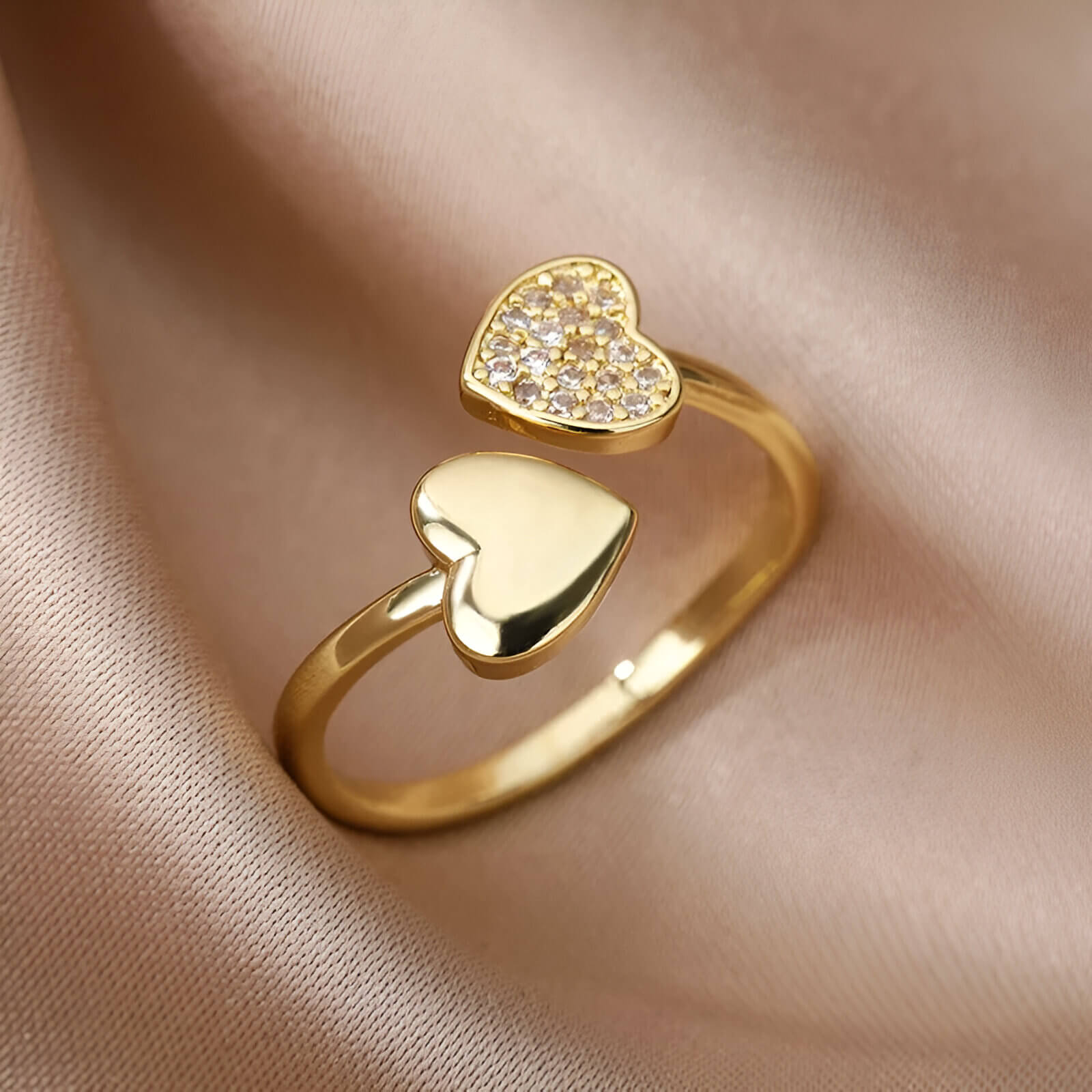 Bague double cœur doré Lumira en acier plaqué or jaune 18K et petits diamants ronds vue de proche.