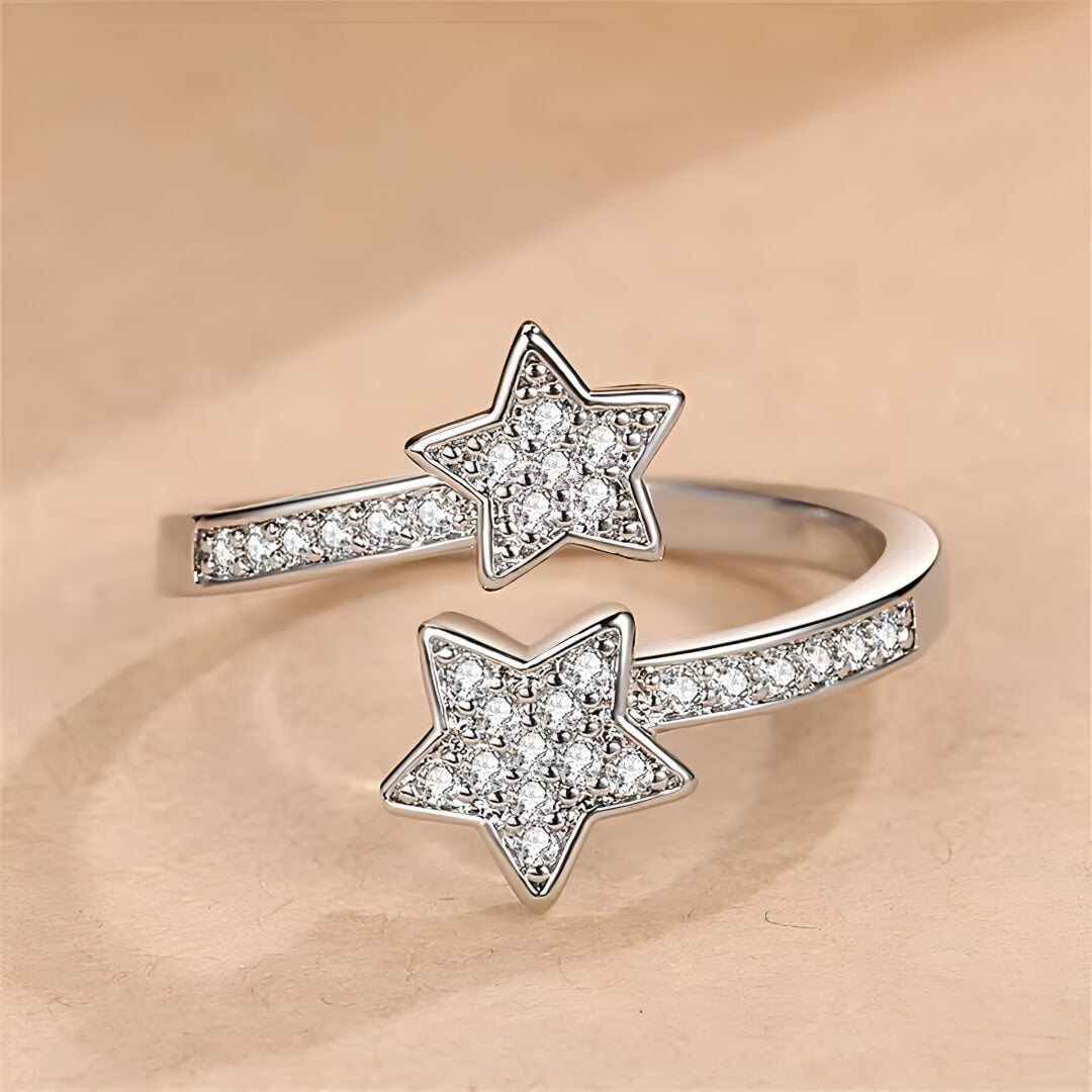 Bague double étoiles ajustatble en acier 316L plaqué or blanc 18K et diamants vue de face.