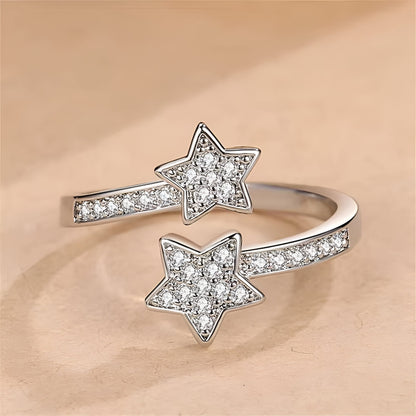 Bague double étoiles ajustatble en acier 316L plaqué or blanc 18K et diamants vue de face.
