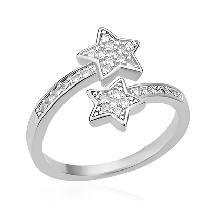 Bague double étoiles ajustatble en acier inoxydable 316L plaqué or blanc 18K et diamants sur fond blanc.