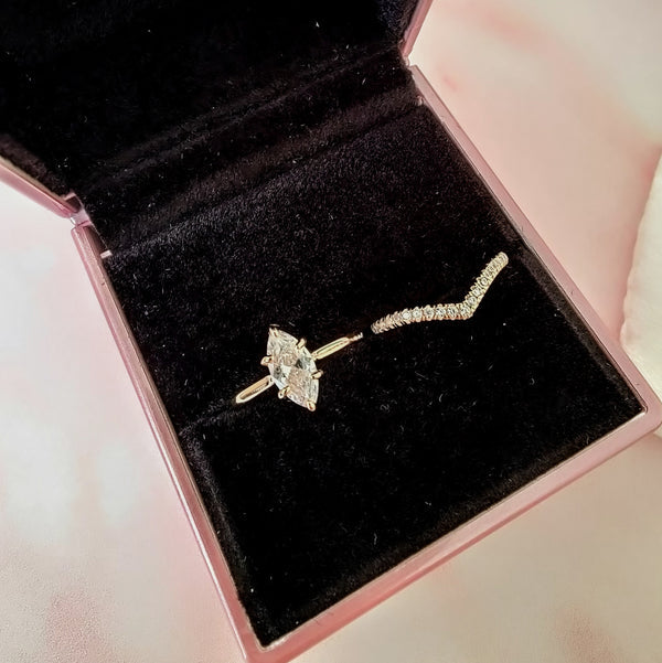 Bague duo de fiançailles en or jaune et diamants synthétiques dans son écrin.