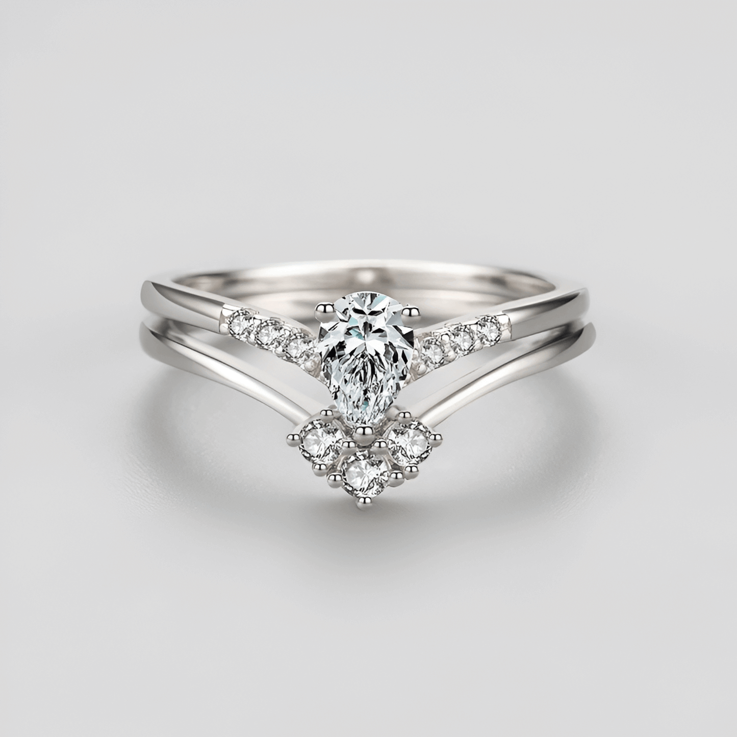 Bague duo de fiançailles en or blanc rhodié et diamants naturels vue de face.