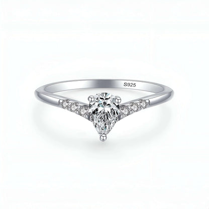 Bague duo de fiançailles en or blanc rhodié et diamants naturels variante ovale sur fond blanc.