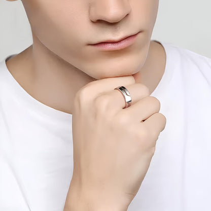 Bague en acier inoxydable variante blanc portée au doigt d'un homme