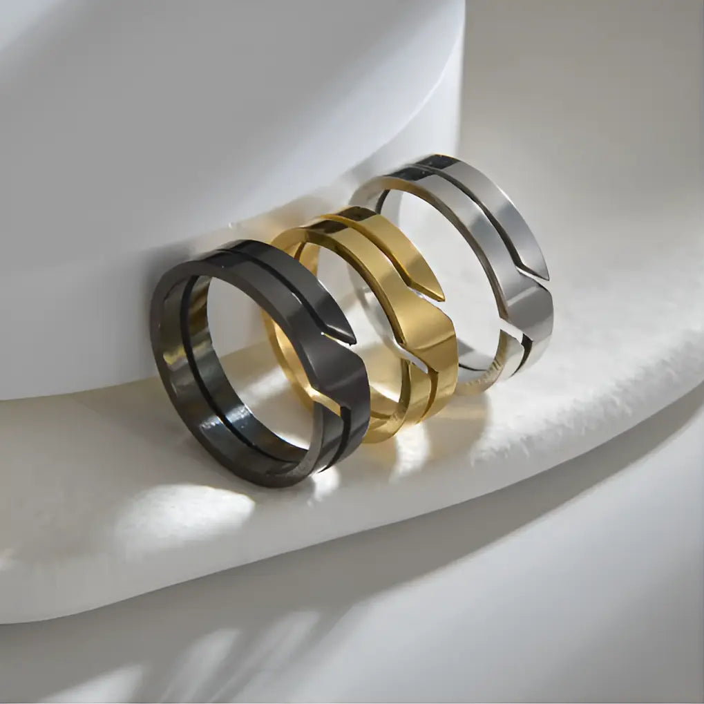 Bague en acier inoxydable variantes jaune, blanc et noir debout.