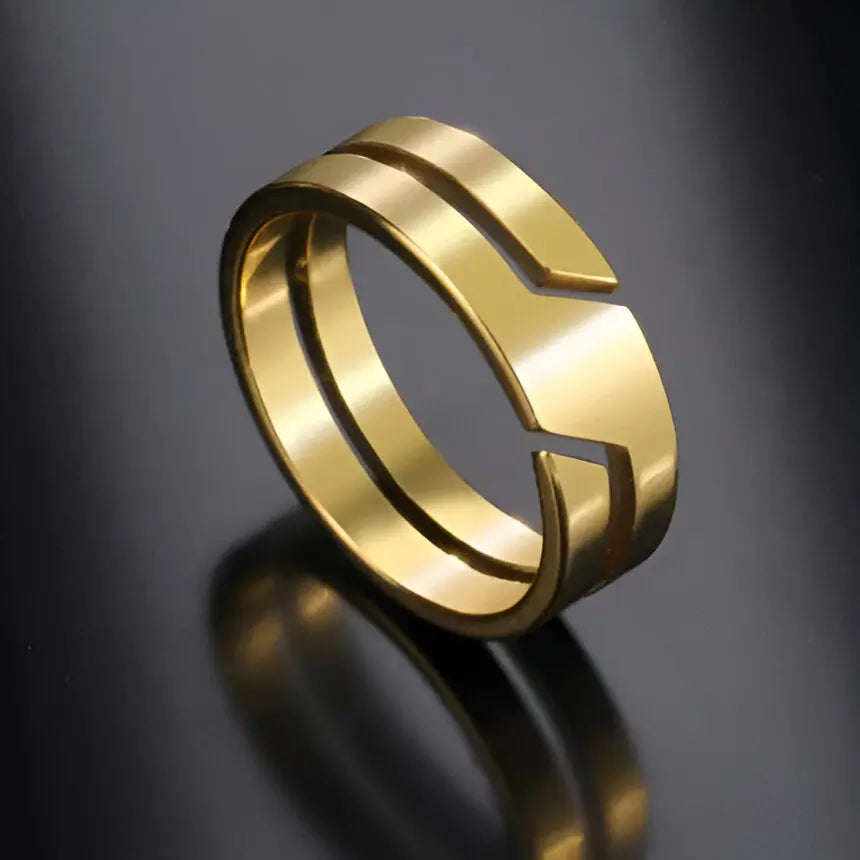 Bague en acier inoxydable variante jaune debout sur fond réfléchissant noir.