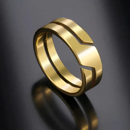 Bague en acier inoxydable variante jaune debout sur fond réfléchissant noir.