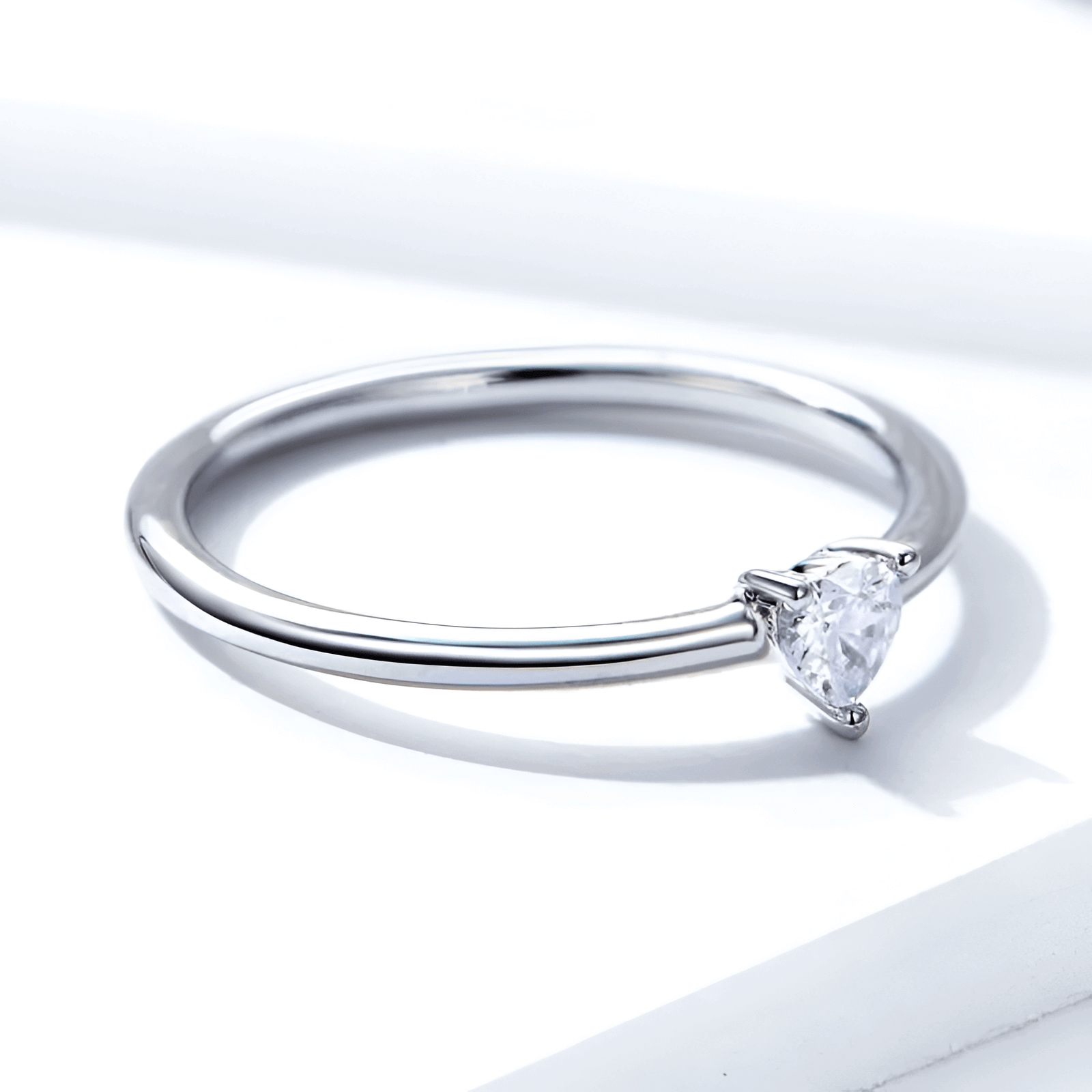 Bague fantaisie en or blanc et oxyde de zirconium vue de côté.