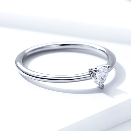 Bague fantaisie en or blanc et oxyde de zirconium vue de côté.