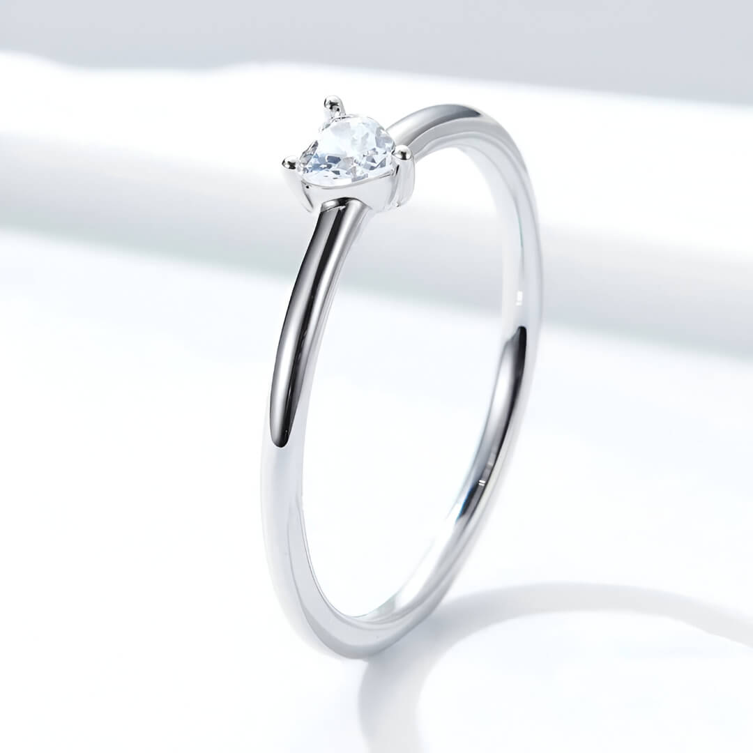 Bague fantaisie en or blanc et oxyde de zirconium debout.