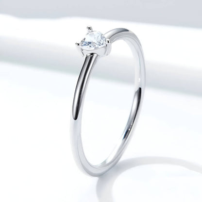 Bague fantaisie en or blanc et oxyde de zirconium debout.