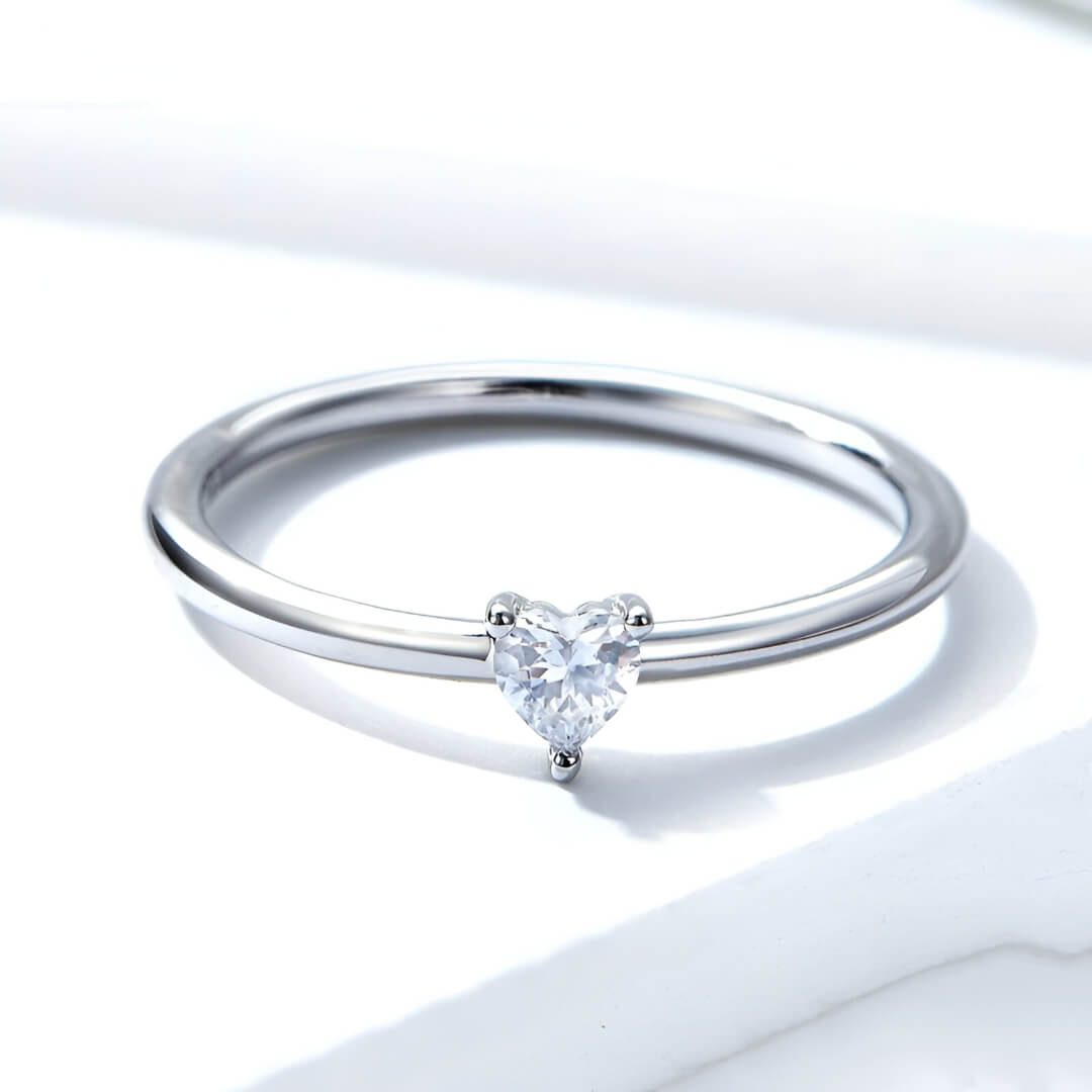 Bague fantaisie en or blanc et oxyde de zirconium à plat vue de face.