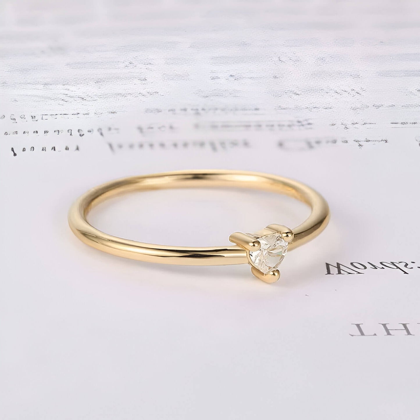 Bague fantaisie en or jaune et oxyde de zirconium vue de côté.